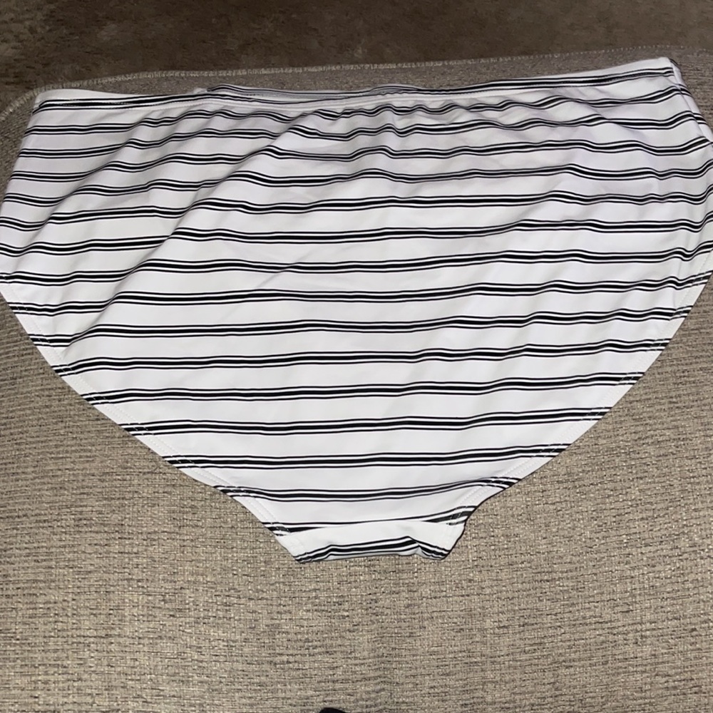 Bathing suit bottoms - Picture 3 of 3